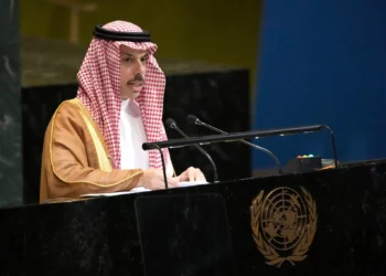 El ministro de Asuntos Exteriores de Arabia Saudita, el príncipe Faisal bin Farhan, se dirige al 80.º periodo de sesiones de la Asamblea general de las Naciones Unidas, el 27 de septiembre de 2025, en la sede de la ONU. (AP/Pamela Smith)