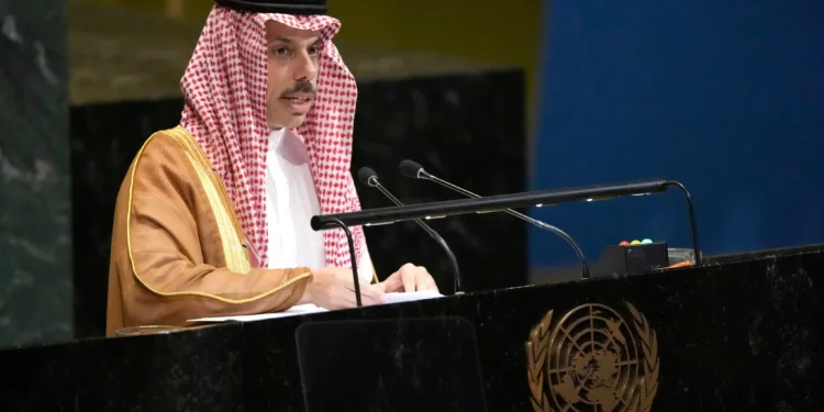 El ministro de Asuntos Exteriores de Arabia Saudita, el príncipe Faisal bin Farhan, se dirige al 80.º periodo de sesiones de la Asamblea general de las Naciones Unidas, el 27 de septiembre de 2025, en la sede de la ONU. (AP/Pamela Smith)