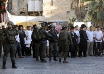 Las fuerzas de seguridad israelíes vigilan a los judíos en la ciudad de Hebrón, el 20 de septiembre de 2025. (Wisam Hashlamoun/Flash90)