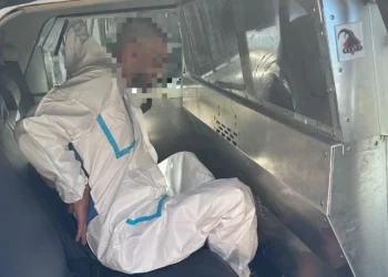 El sospechoso del atentado terrorista en el Kibutz Tzuba el 12 de septiembre de 2025, bajo custodia policial. (Policía de Israel)