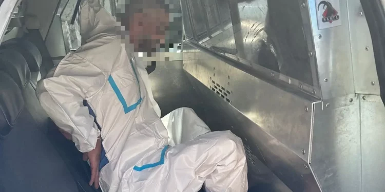 El sospechoso del atentado terrorista en el Kibutz Tzuba el 12 de septiembre de 2025, bajo custodia policial. (Policía de Israel)