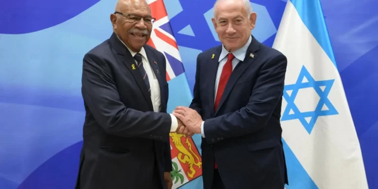 El primer ministro de Fiji, Sitiveni Rabuka (izquierda), se reúne con el primer ministro Benjamin Netanyahu en Jerusalén el 17 de septiembre de 2025. (Amos Ben Gershom/GPO)