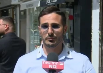 Simon Leviev habla con el canal de noticias Canal 12 en Tel Aviv, 9 de mayo de 2022 (captura de pantalla del Canal 12)