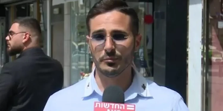 Simon Leviev habla con el canal de noticias Canal 12 en Tel Aviv, 9 de mayo de 2022 (captura de pantalla del Canal 12)