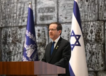 El presidente Isaac Herzog habla en una ceremonia en memoria de los líderes israelíes caídos en la residencia presidencial en Jerusalén el 14 de septiembre de 2025. (Haim Zach/GPO)