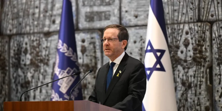 El presidente Isaac Herzog habla en una ceremonia en memoria de los líderes israelíes caídos en la residencia presidencial en Jerusalén el 14 de septiembre de 2025. (Haim Zach/GPO)