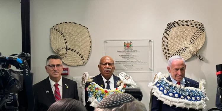 De izquierda a derecha: el ministro de Asuntos Exteriores, Gideon Sa'ar, el primer ministro de Fiji, Sitiveni Rabuka, y el primer ministro, Benjamin Netanyahu, en la inauguración de la embajada de Fiji en Jerusalén el 17 de septiembre de 2025 (Rafi Ben Hakoon/GPO)
