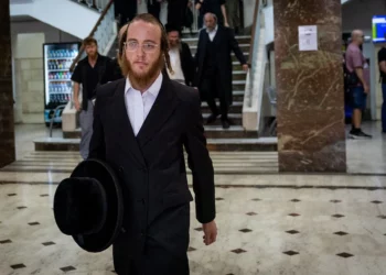 Elimelech Stern, condenado por contacto con un agente extranjero por presunto espionaje para Irán, en el Tribunal de Distrito de Jerusalén, el 14 de septiembre de 2025 (Yonatan Sindel/Flash90)