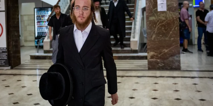 Elimelech Stern, condenado por contacto con un agente extranjero por presunto espionaje para Irán, en el Tribunal de Distrito de Jerusalén, el 14 de septiembre de 2025 (Yonatan Sindel/Flash90)