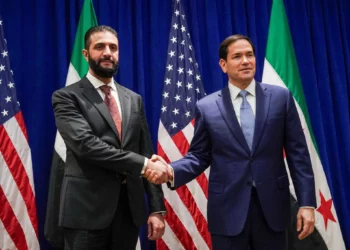 El secretario de Estado de Estados Unidos, Marco Rubio (der.), se reúne con el presidente sirio, Ahmed al-Sharaa, en el Hotel Lotte New York Palace, en el marco de la reunión de la Asamblea general de las Naciones Unidas en la sede de la ONU en la ciudad de Nueva York, el 22 de septiembre de 2025. (Foto de Bing Guan / POOL / AFP)