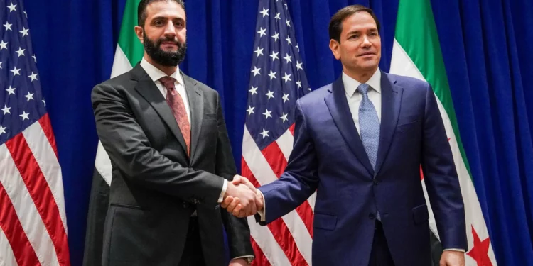 El secretario de Estado de Estados Unidos, Marco Rubio (der.), se reúne con el presidente sirio, Ahmed al-Sharaa, en el Hotel Lotte New York Palace, en el marco de la reunión de la Asamblea general de las Naciones Unidas en la sede de la ONU en la ciudad de Nueva York, el 22 de septiembre de 2025. (Foto de Bing Guan / POOL / AFP)