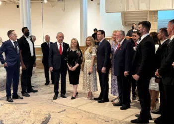 El primer ministro, Benjamin Netanyahu, y su esposa, Sara Netanyahu, recorren los túneles bajo el Muro Occidental en la Ciudad Vieja de Jerusalén junto con el secretario de Estado estadounidense, Marco Rubio, y su esposa, Jeanette Rubio, y el embajador estadounidense en Israel, Mike Huckabee, y su esposa, Janet Huckabee, el 14 de septiembre de 2025. (Nava Freiberg/Times of Israel)