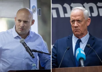 El exprimer ministro Naftali Bennett (izquierda) y el diputado Benny Gantz, del Partido Azul y Blanco (Unidad Nacional), en una imagen compuesta. (Flash90)