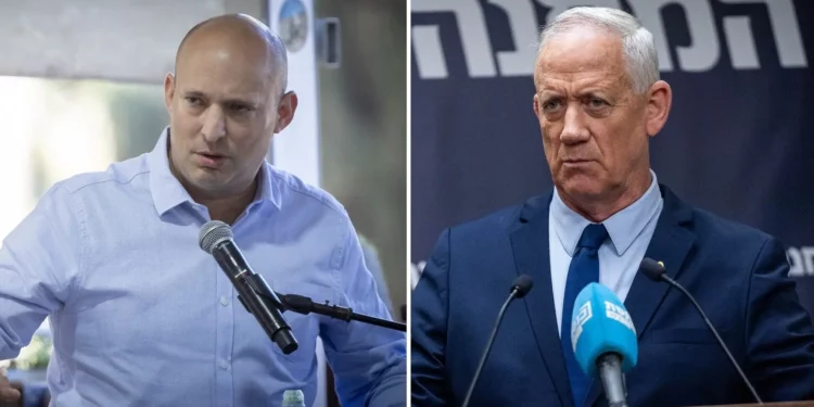 El exprimer ministro Naftali Bennett (izquierda) y el diputado Benny Gantz, del Partido Azul y Blanco (Unidad Nacional), en una imagen compuesta. (Flash90)