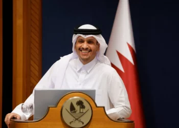 El primer ministro de Qatar, Mohammed bin Abdulrahman Al-Thani, habla durante una conferencia de prensa con el primer ministro libanés, Nawaf Salam (no aparece en la foto), en Doha el 24 de junio de 2025. (Karim JAAFAR / AFP)