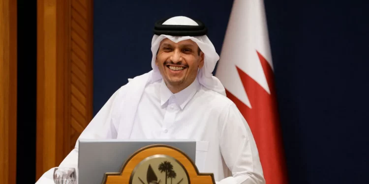 El primer ministro de Qatar, Mohammed bin Abdulrahman Al-Thani, habla durante una conferencia de prensa con el primer ministro libanés, Nawaf Salam (no aparece en la foto), en Doha el 24 de junio de 2025. (Karim JAAFAR / AFP)