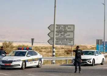 Fuerzas de seguridad israelíes cerca del lugar de un ataque mortal en el cruce fronterizo de Allenby, entre Judea y Samaria y Jordania, el 18 de septiembre de 2025. (Oren Ben Hakoon/Flash90)