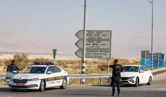Fuerzas de seguridad israelíes cerca del lugar de un ataque mortal en el cruce fronterizo de Allenby, entre Judea y Samaria y Jordania, el 18 de septiembre de 2025. (Oren Ben Hakoon/Flash90)