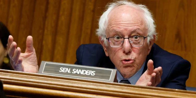 El senador estadounidense Bernie Sander habla durante una audiencia con el Comité Senatorial de Salud, Educación, Trabajo y Pensiones en el edificio Dirksen de oficinas del Senado el 17 de septiembre de 2025, en Washington. (Kevin Dietsch/Getty Images/AFP)