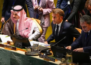 El primer ministro de Arabia Saudita, Mohammed bin Salman Al Saud (izquierda), y el presidente de Francia, Emmanuel Macron (centro), se preparan para presidir una reunión de alto nivel en las Naciones Unidas destinada a impulsar el apoyo a una solución de dos Estados para la guerra israelí-palestino, el lunes 22 de septiembre de 2025, en la sede de la ONU. (Foto AP/Yuki Iwamura)