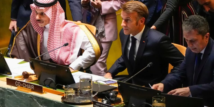 El primer ministro de Arabia Saudita, Mohammed bin Salman Al Saud (izquierda), y el presidente de Francia, Emmanuel Macron (centro), se preparan para presidir una reunión de alto nivel en las Naciones Unidas destinada a impulsar el apoyo a una solución de dos Estados para la guerra israelí-palestino, el lunes 22 de septiembre de 2025, en la sede de la ONU. (Foto AP/Yuki Iwamura)