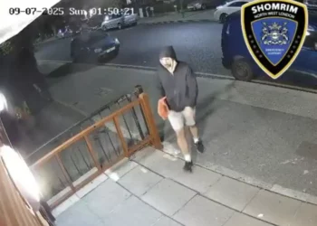 Captura de pantalla de una cámara de seguridad del sospechoso de los ataques a instituciones judías en Londres. (Shomrim/Usado de conformidad con la Cláusula 27a de la Ley de Derechos de Autor)