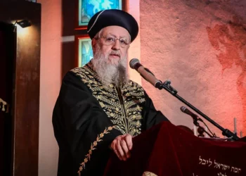 El Gran Rabino Sefardí David Yosef en una ceremonia de encendido de la menorá en la sexta noche de la festividad judía de Janucá, en la Gran Sinagoga de Tel Aviv, el 30 de diciembre de 2024. (Avshalom Sassoni/Flash90)