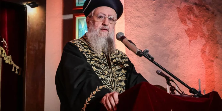 El Gran Rabino Sefardí David Yosef en una ceremonia de encendido de la menorá en la sexta noche de la festividad judía de Janucá, en la Gran Sinagoga de Tel Aviv, el 30 de diciembre de 2024. (Avshalom Sassoni/Flash90)