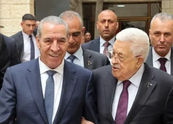El vicepresidente de la OLP, Hussein al-Sheikh, junto al presidente de la Autoridad Palestina, Mahmoud Abbas, el 24 de abril de 2025. (X; usado de acuerdo con la Cláusula 27a de la Ley de Derechos de Autor)