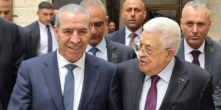 El vicepresidente de la OLP, Hussein al-Sheikh, junto al presidente de la Autoridad Palestina, Mahmoud Abbas, el 24 de abril de 2025. (X; usado de acuerdo con la Cláusula 27a de la Ley de Derechos de Autor)