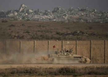 Un vehículo blindado israelí avanza por la frontera entre Israel y Gaza, visto desde el sur de Israel, el 16 de septiembre de 2025. (AP/Leo Correa)
