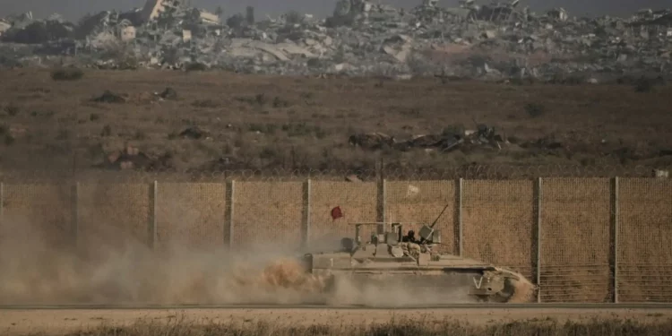 Un vehículo blindado israelí avanza por la frontera entre Israel y Gaza, visto desde el sur de Israel, el 16 de septiembre de 2025. (AP/Leo Correa)