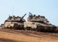 Esta imagen, tomada desde una posición en la frontera de Israel con la Franja de Gaza, muestra tropas israelíes desplegadas cerca de la valla fronteriza el 17 de septiembre de 2025. (Foto de Jack GUEZ / AFP)