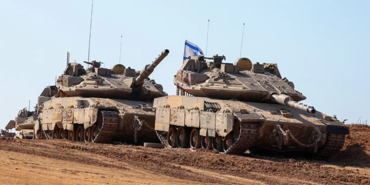 Esta imagen, tomada desde una posición en la frontera de Israel con la Franja de Gaza, muestra tropas israelíes desplegadas cerca de la valla fronteriza el 17 de septiembre de 2025. (Foto de Jack GUEZ / AFP)
