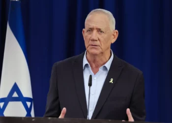 Benny Gantz habla durante una conferencia de prensa en Tel Aviv el 23 de agosto de 2025. (Tal Gal/Flash90)