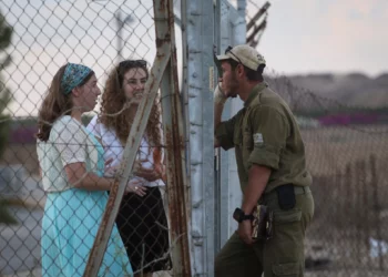 Ilustrativo: Un reservista de las Fuerzas de Defensa de Israel se separa de su familia cerca de la frontera con Gaza, en el sur de Israel, el 19 de julio de 2014. (Nati Shohat/Flash90)