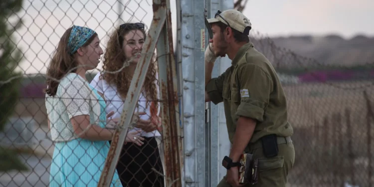 Ilustrativo: Un reservista de las Fuerzas de Defensa de Israel se separa de su familia cerca de la frontera con Gaza, en el sur de Israel, el 19 de julio de 2014. (Nati Shohat/Flash90)