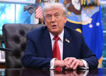 El presidente de Estados Unidos, Donald Trump, habla con la prensa en la Oficina Oval de la Casa Blanca en Washington, D.C., el 25 de septiembre de 2025. (Saul Loeb/AFP)