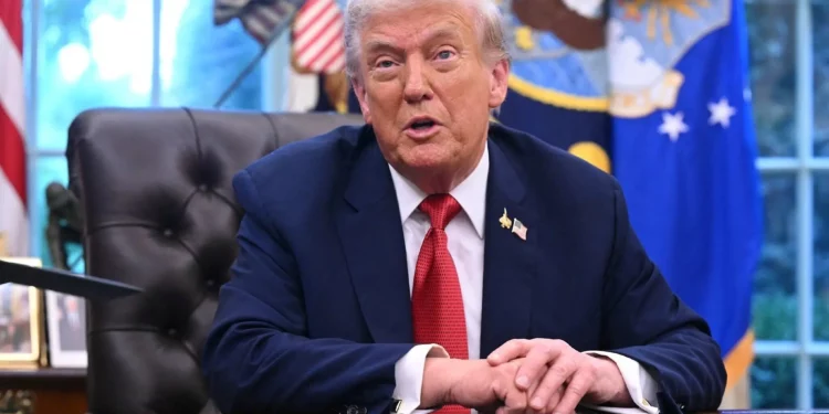 El presidente de Estados Unidos, Donald Trump, habla con la prensa en la Oficina Oval de la Casa Blanca en Washington, D.C., el 25 de septiembre de 2025. (Saul Loeb/AFP)