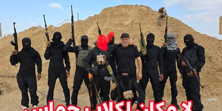 Hossam al-Astal (centro) aparece rodeado de miembros armados de su grupo “Fuerza de Ataque Contra el Terror” en una fotografía sin fecha de la Franja de Gaza. (Hossam al-Astal/Facebook)