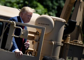 Ilustrativo: El presidente de Estados Unidos, Donald Trump, sale de un camión con misiles THAAD en la Casa Blanca en Washington, DC, el 15 de julio de 2019. (Brendan Smialowski / AFP)