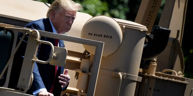 Ilustrativo: El presidente de Estados Unidos, Donald Trump, sale de un camión con misiles THAAD en la Casa Blanca en Washington, DC, el 15 de julio de 2019. (Brendan Smialowski / AFP)