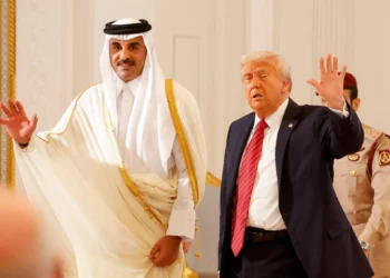 El emir de Qatar, el jeque Tamim bin Hamad al-Thani (izq.), y el presidente de Estados Unidos, Donald Trump, se marchan tras una ceremonia de firma en el Palacio Real de Doha, el 14 de mayo de 2025. (Foto de Karim JAAFAR / AFP)