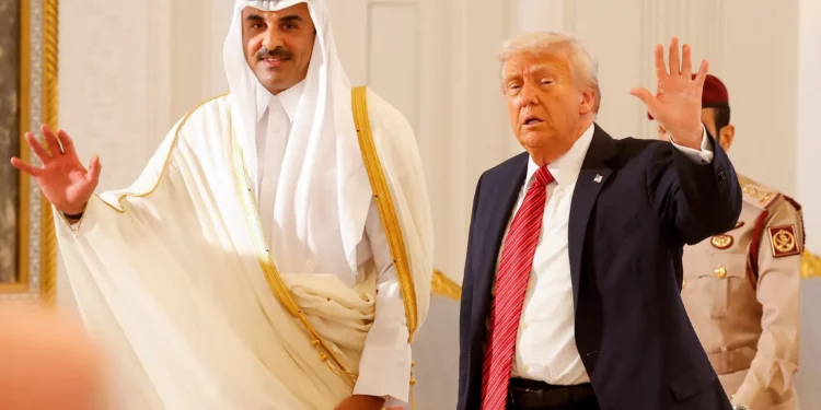 El emir de Qatar, el jeque Tamim bin Hamad al-Thani (izq.), y el presidente de Estados Unidos, Donald Trump, se marchan tras una ceremonia de firma en el Palacio Real de Doha, el 14 de mayo de 2025. (Foto de Karim JAAFAR / AFP)
