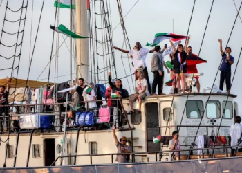 Activistas embarcan en un barco que zarpa del puerto de Bizerta, en el norte de Túnez, el 14 de septiembre de 2025 para unirse a los últimos barcos de la Flotilla Global Sumud con destino a la Franja de Gaza. (Mohamed FLISS / AFP)
