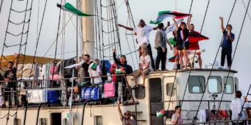 Activistas embarcan en un barco que zarpa del puerto de Bizerta, en el norte de Túnez, el 14 de septiembre de 2025 para unirse a los últimos barcos de la Flotilla Global Sumud con destino a la Franja de Gaza. (Mohamed FLISS / AFP)