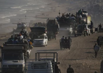Palestinos desplazados huyen de la ciudad de Gaza a pie y en vehículos, transportando sus pertenencias por la carretera costera hacia el sur de Gaza, el 17 de septiembre de 2025. (AP/Abdel Kareem Hana)