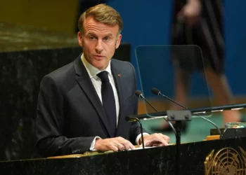 El presidente francés, Emmanuel Macron, habla durante una reunión de alto nivel en las Naciones Unidas destinada a impulsar el apoyo a una solución de dos Estados para la guerra israelí-palestino, el lunes 22 de septiembre de 2025, en la sede de la ONU. (Foto AP/Angelina Katsanis)