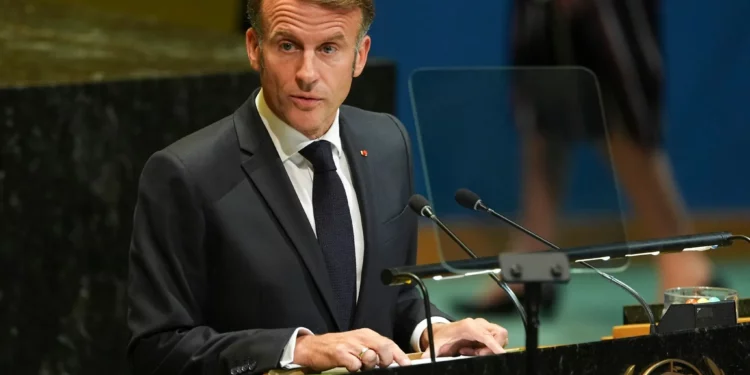 El presidente francés, Emmanuel Macron, habla durante una reunión de alto nivel en las Naciones Unidas destinada a impulsar el apoyo a una solución de dos Estados para la guerra israelí-palestino, el lunes 22 de septiembre de 2025, en la sede de la ONU. (Foto AP/Angelina Katsanis)