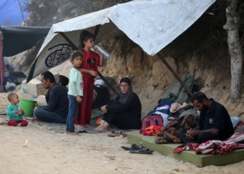 Palestinos que huyeron de la ciudad de Gaza se reúnen bajo la sombra en el campo de refugiados de Nuseirat, en el centro de la Franja de Gaza, el 28 de septiembre de 2025. (Foto de Eyad BABA / AFP)